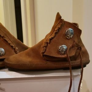 Minnetonka Two Button Boot